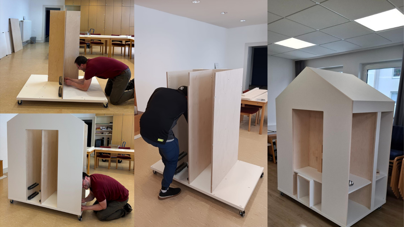 Zwei Handwerker bauen auf vier Bildern in einer Collage jeweils ein mannshohes, weißes Holzhaus auf Rollen zusammen