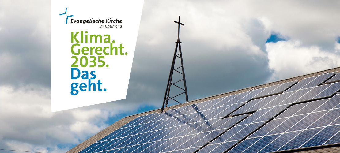 Das Foto zeigt ein Dach mit moderner Kirchturmspitze und Solarpanelen.
