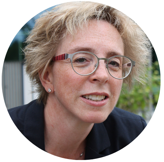 Frau mit blonden, kurzen Haaren und Brille